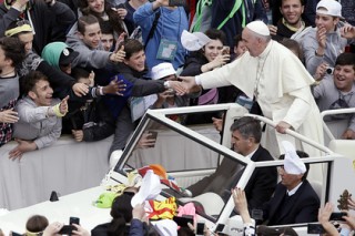 Папа Римский отказался от бронированного папамобиля