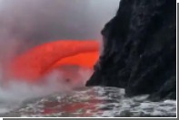 Туристы с нескольких метров сняли на видео фонтан лавы