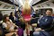 Пассажиры спустились в лондонское метро без штанов