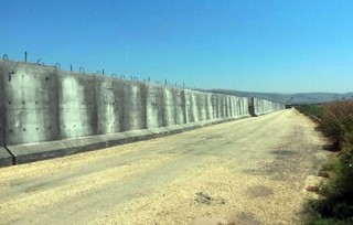 Турция достроила бетонную стену на границе с Сирией и Ираком