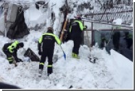 В погребенном под лавиной итальянском отеле нашли выживших