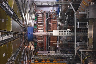 В ЦЕРНе открыли новый источник асимметрии материи и антиматерии