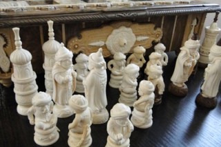Россиянин выставил на продажу уникальные шахматы за три миллиона рублей