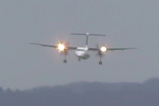 Появилось видео виртуозной посадки самолета в Дюссельдорфе во время урагана