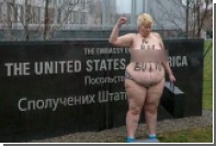 Голая активистка Femen потрясла грудью за ядерную безопасность