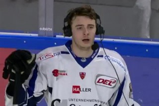 Ледовый комбайн досрочно прервал интервью немецкого хоккеиста