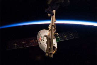 Частный космический корабль Dragon отстыковался от МКС