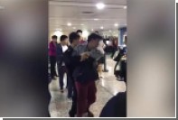 Драку китайских туристов в аэропорту сняли на видео