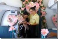 Пассажир устроил сюрприз для жены на борту самолета в честь юбилея свадьбы