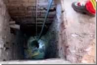 Обнаженный китаец застрял в узкой подземной трубе