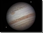 NASA опубликовало снимки Юпитера с парой спутников