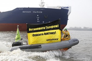 Активисты Greenpeace повесили баннер на российский танкер в порту Гамбурга