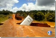В Бразилии автобус полностью провалился в яму на дороге