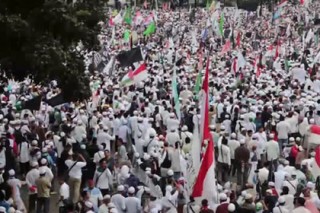 Тысячи мусульман в Джакарте потребовали отставки губернатора-христианина