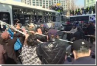 Опубликовано видео столкновений манифестантов с полицией в Сеуле