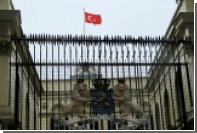 На голландское консульство в Стамбуле водрузили турецкий флаг