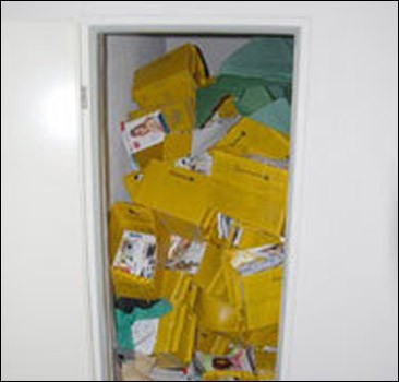 У сотрудника почты дома нашли десятки тысяч писем и посылок