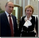 Экс-супруга Путина носит костюм цветов украинского флага. Фото