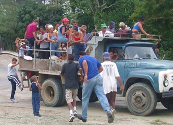 Пятьдесят кубинцев упали с горы в грузовике