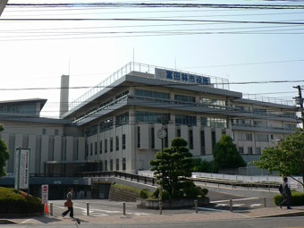 Недовольный властями японец врезался в здание мэрии