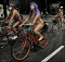 В Европе "зеленые" велосипедисты прокатились голышом. ФОТО