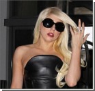 Lady Gaga ослепила аэропорт ягодицами. ФОТО