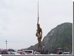 Херст предложил британцам статую беременной женщины с мечом