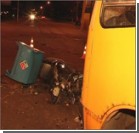 В Киеве развозчик пиццы на скутере врезался в маршрутку