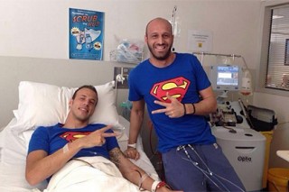 Греческий футболист пожертвовал костный мозг больному лейкемией брату