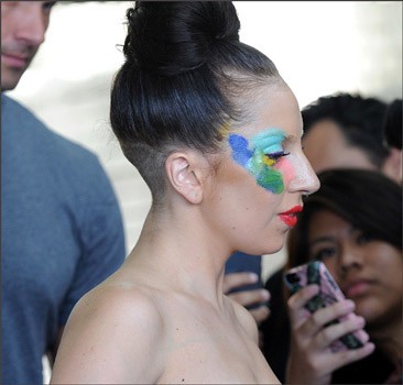 Леди Гага чуть не потеряла платье. ФОТО