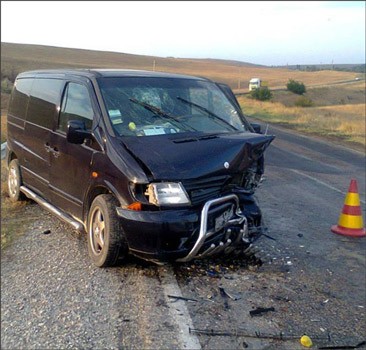 В Крыму столкнулись микроавтобус и легковушка: пострадали трое иностранцев. ФОТО 