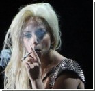 Lady Gaga выкурила на сцене косяк. Видео