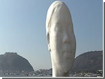 В Бразилии установили гигантскую мечтающую голову