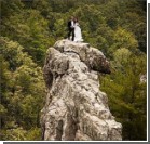 Молодая пара женилась на вершине 300-метровой скалы. Фото