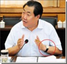 В Китае чиновника уволили за дорогие часы и дурацкую улыбку. Фото