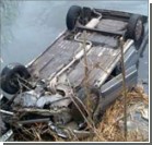 "Форд" улетел в пруд: водитель и ребенок погибли