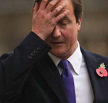 Премьер Британии оставил без присмотра кейс с секретными документами. Фото