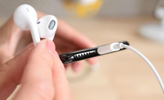 Apple     Lightning- EarPods    