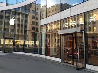      Apple Store.   iPhone 7