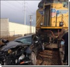 Женщина выжила после того, как ее автомобиль протаранили два поезда
