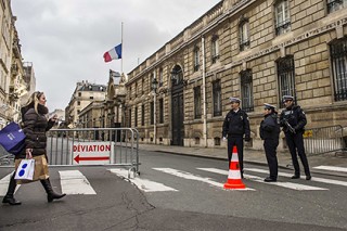 В Париже усилена охрана Елисейского дворца из-за угрозы терактов