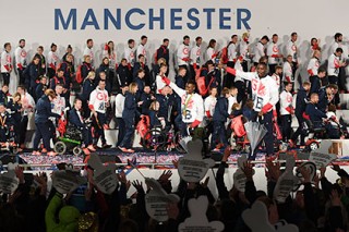 На парад олимпийцев в Манчестере пробрались самозванцы с пластиковыми медалями