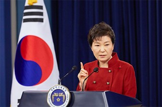 Северокорейские СМИ высмеяли скандал с гадалкой в Южной Корее