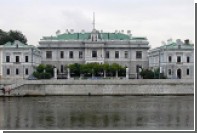 Резиденцию британского посла в Москве забросали «окровавленными манекенами»