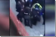 В Лондоне толпа школьников избила пытавшихся разнять драку полицейских