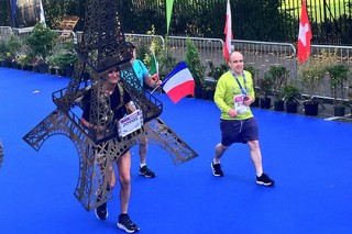 70-летний спортсмен в костюме Эйфелевой башни пробежал Дублинский марафон