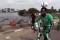 Нигерийский футболист проехал 103 километра на велосипеде с мячом на голове