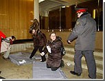 В Москве студентки расстелили матрасы в здании Министерства образования РФ 