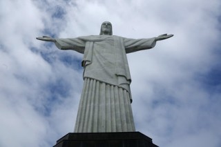 Российские руферы забрались на статую Христа в Рио-де-Жанейро 