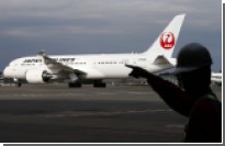 Летевший в Японию пассажирский самолет аварийно сел из-за отвалившейся детали